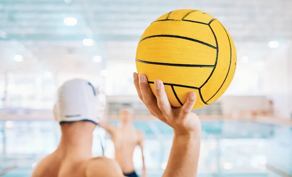 游泳和一个人与水球 训练和在游泳池里的有氧运动 在健康竞赛中准备比赛 比赛或职业运动的运动员 — 图库照片