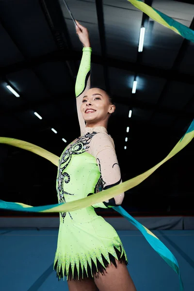 Gymnastique Joyeuse Féminine Rythmique Avec Ruban Gym Créativité Action Performance — Photo
