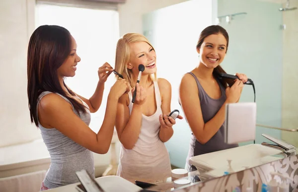 美しい駅で 鏡の前で化粧をする3人の友人のショット — ストック写真