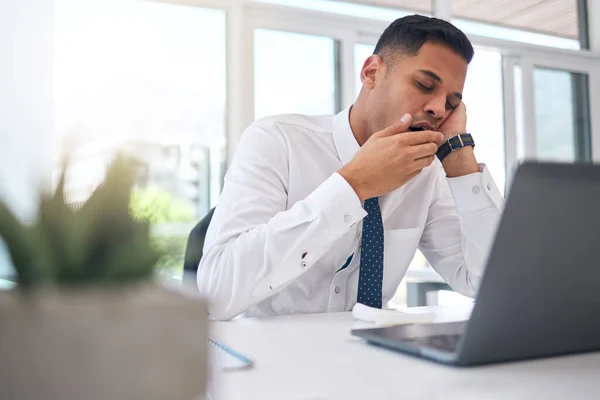 Yorgun Esnemiş Masadaki Adam Dizüstü Bilgisayarla Çalışırken Yorgunluk Stres Sorunu — Stok fotoğraf