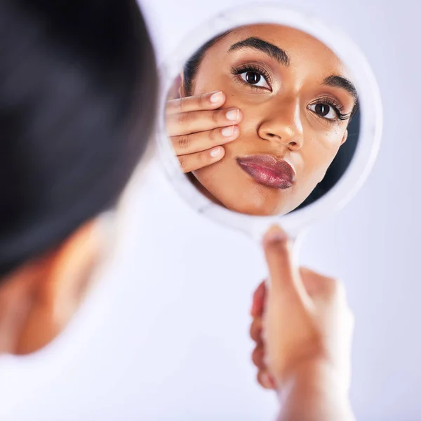 Estúdio Cuidados Com Pele Retrato Mulher Com Espelho Para Pele — Fotografia de Stock