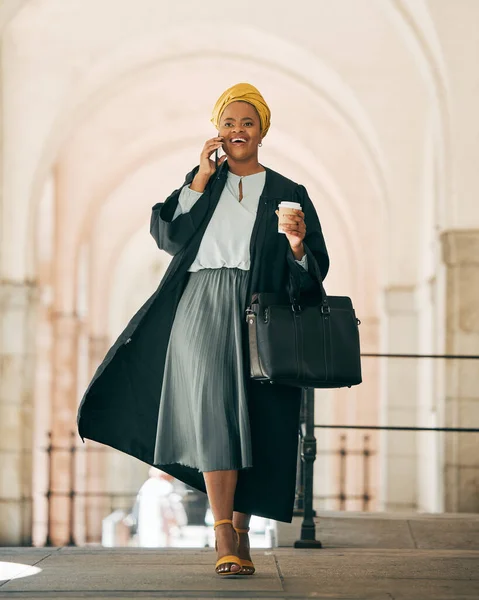 Zwarte Vrouw Met Koffie Telefoon Advocaat Buiten Rechtbank Met Een — Stockfoto
