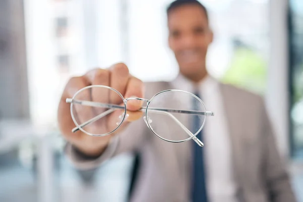 プロフェッショナル メガネは 明確なビジョンを背景にコーポレートオフィスでクローズアップしています 視力またはメンテナンスのための処方箋を保持しているレンズ 眼科およびビジネスマン — ストック写真