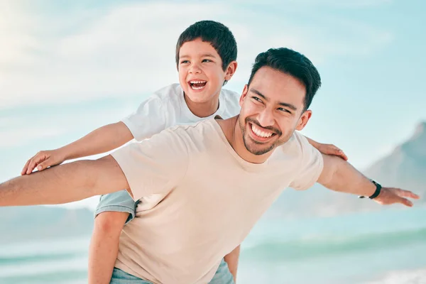 飛行機 そして子供がいる父親は 楽しみ 自然の中で結びついています バリ島での旅行 ピギーバックゲームのための海で子供と飛行 愛と幸せな親 — ストック写真