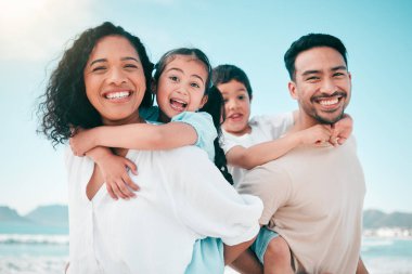 Aile, aileler sahildeki çocukları sırtında taşır ve Meksika 'ya seyahat, portre ve gülümseme ile bağ kurarlar. Mutluluk, dışarıda çocuklu kadın ve erkek, tropikal tatildeyken sevgi ve güvenle kucaklaşmak..