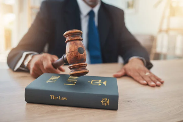 Book Judge Gavel Hands Man Office Lawyer Justice Legal Hearing — Stock Photo, Image