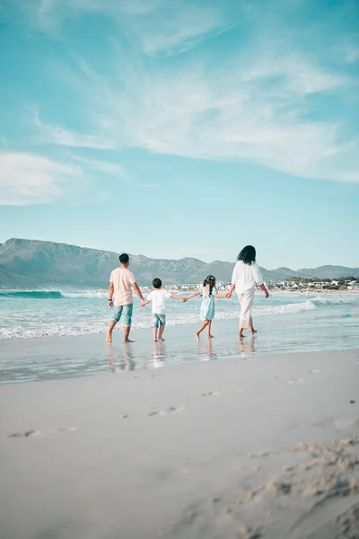 Familia Está Caminando Playa Sosteniendo Mano Vista Hacia Atrás Océano —  Fotos de Stock