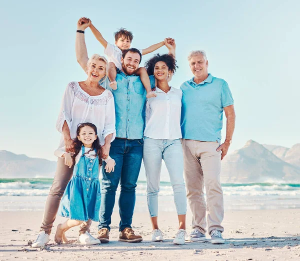 家族の休暇 または冒険のためのビーチで親 祖父母 夏の楽しみ 結合および旅行のための屋外の多人種間の男性 女性および若い子供の肖像画 — ストック写真