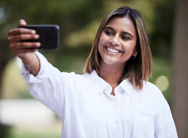 Selfie Sorriso Estudante Com Mulher Parque Para Mídias Sociais Relaxar — Fotografia de Stock