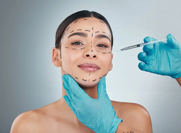 Retrato Cirurgia Plástica Botox Com Uma Mulher Estúdio Fundo Cinza — Fotografia de Stock