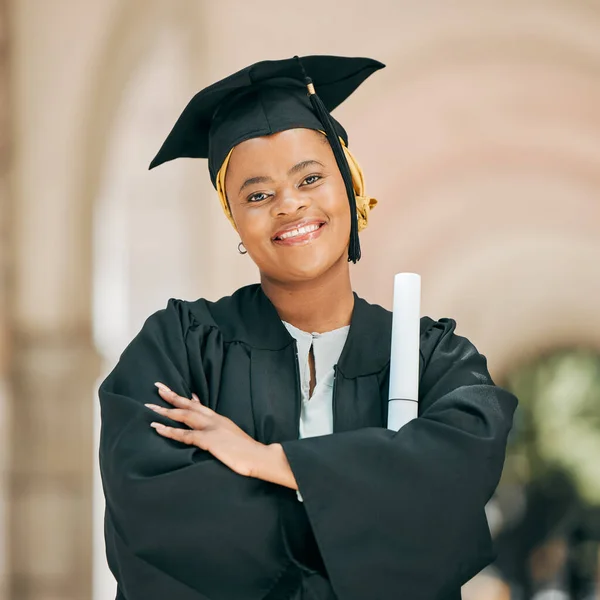 Gelukkig Glimlach Portret Van Vrouw Bij Het Afstuderen Met Diploma — Stockfoto