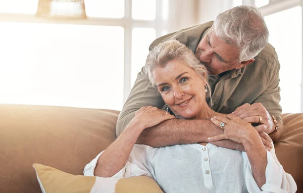 シニア 肖像画 カップルは 絆のためのリビングルームのソファーにキスして抱きしめます ハッピー ハウス そして高齢者とロマンスと共に感謝と引退と親切のために — ストック写真