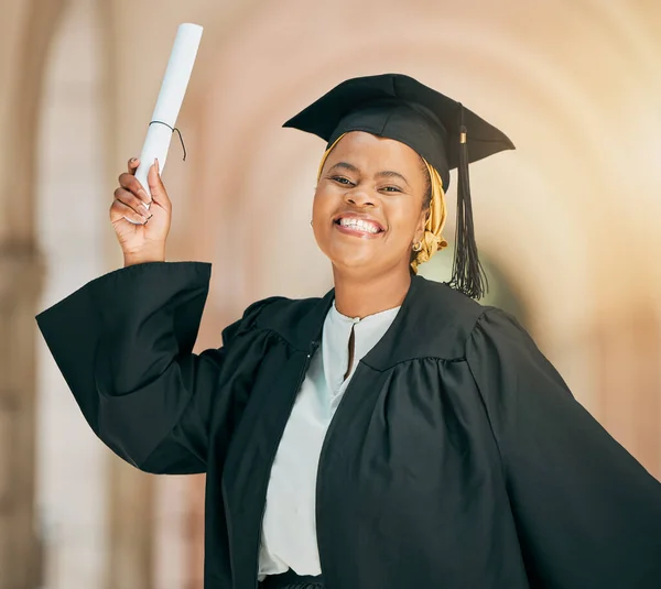 Estudiante Universitaria Certificado Graduación Mujer Negra Emocionado Sonreír Celebrar Escuela —  Fotos de Stock