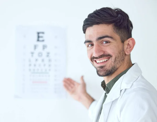 Klinikte Gülümseyen Insan Doktor Göz Muayenesi Portresi Veya Muayenehanede Görüş — Stok fotoğraf