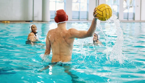 球和人在游泳池的训练 运动和健身比赛或体育活动中 职业游泳运动员 男子和团队 用于射击比赛 运动员挑战和飞溅运动 — 图库照片
