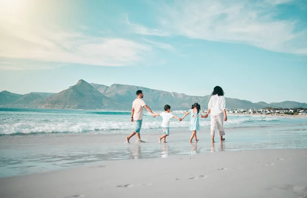 Holding Hands Walking Family Beach Freedom Vacation Fun Sea Ocean — Stock Photo, Image