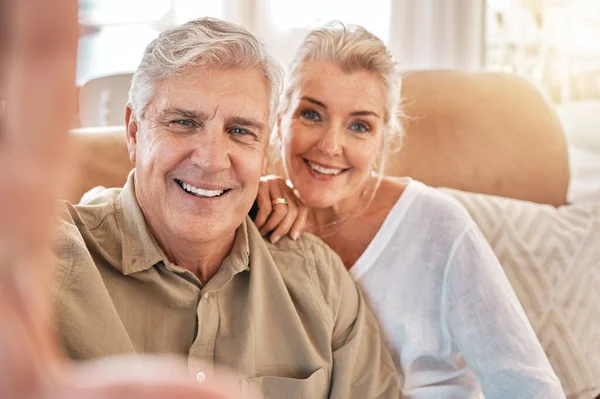 ハッピーシニアカップル 顔とセルフィーは リビングルームのソファーでリラックスして自宅で写真 メモリ またはブロッグ ラウンジソファに写真 ソーシャルメディアの投稿を一緒に笑顔にする老人と女性 — ストック写真