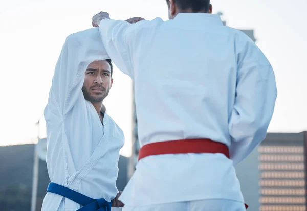Karate Boj Muži Městě Cvičení Cvičení Trénink Venku Bojová Umění — Stock fotografie