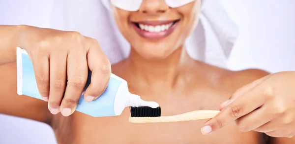 Tandpasta Tandenborstel Vrouw Met Een Mondverzorging Routine Een Studio Voor — Stockfoto