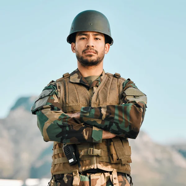 Retrato Soldado Hombre Asiático Con Los Brazos Cruzados Ciudad Para —  Fotos de Stock