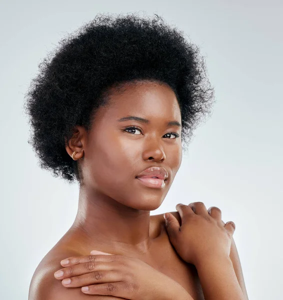 Yüz Cilt Bakımı Siyah Kadın Güzelliği Kendine Güvenen Beyaz Arka — Stok fotoğraf