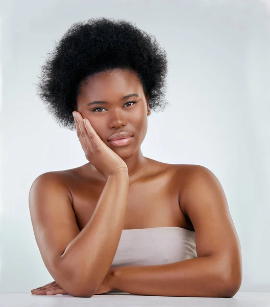 黒人女性 肖像画 ホワイトスタジオの背景に対する自然な美しさのためのアフロでリラックス 完全な皮 衛生および顔の処置のためのアフリカの女性の人かモデル満足 — ストック写真