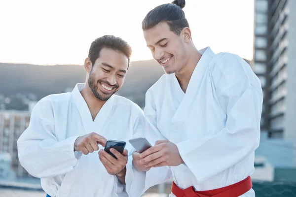 Happy Karate Muži Telefonem Městě Pro Bojová Umění Aplikace Informací — Stock fotografie