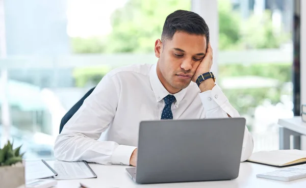 Скучный Уставший Деловой Человек Ноутбуке Офисе Стрессом Тревогой Выгоранием Налоговой — стоковое фото