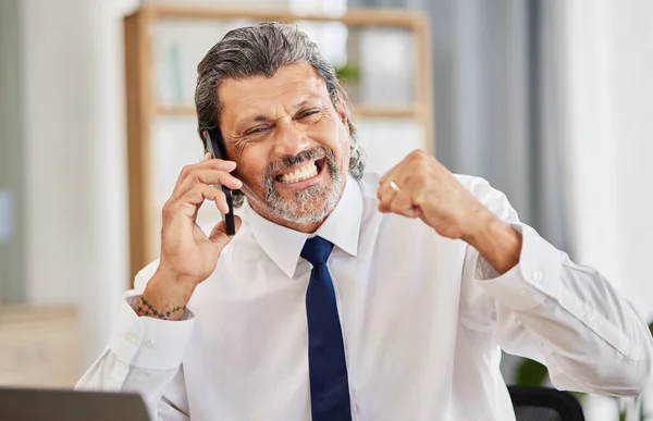 Telefoongesprek Gelukkige Man Opgewonden Senior Manager Kantoor Bij Advocatenkantoor Advies — Stockfoto