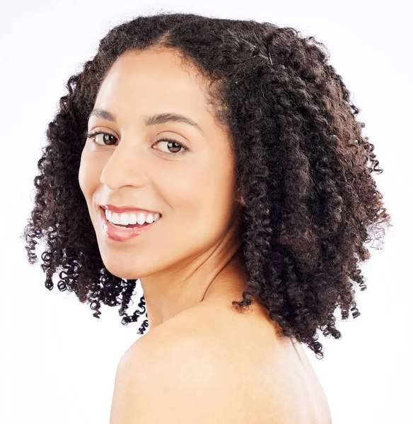 顔のための白い背景に黒人女性の美しさ スキンケアと肖像画 化粧品 メイク ラグジュアリーのためのハッピーな女性の笑顔の皮膚科 スタジオ 自然な顔 — ストック写真