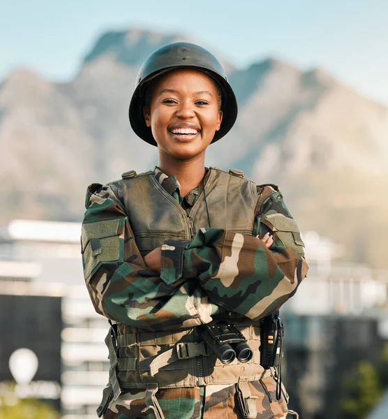Военные Портрет Счастливая Черная Женщина Скрещенными Городе Руками Власть Уверенность — стоковое фото