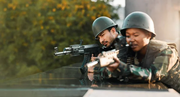 在屋顶上训练 防卫或权力的军队 人员和枪炮 用于瞄准 射击或练习 武器和黑人妇女 带着男兵和狙击步枪参加战争 目标或保护小组 — 图库照片