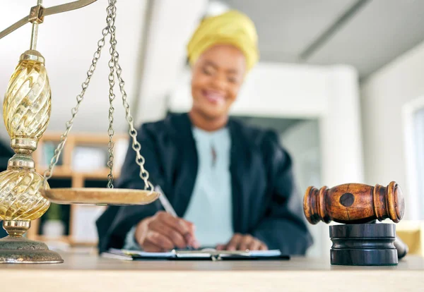 Hukuk Ölçek Kadın Yargıç Bir Hukuk Firmasında Bir Soruşturma Belgesi — Stok fotoğraf
