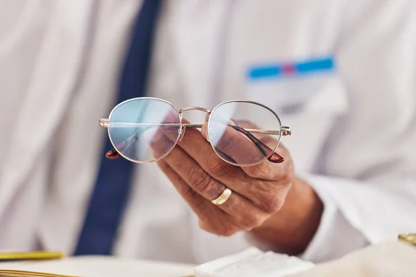 Profissional Homem Mãos Com Óculos Para Visão Lente Prescrição Para — Fotografia de Stock