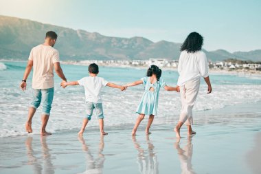 El ele tutuşmalar, aile sahilde yürüyor ve okyanus dalgaları, yaz ve doğada kaynaşıyor. Aileler, çocuklar ve insanlar tatilde, özgürlük ve seyahat, güven ve aşk Meksika 'da.