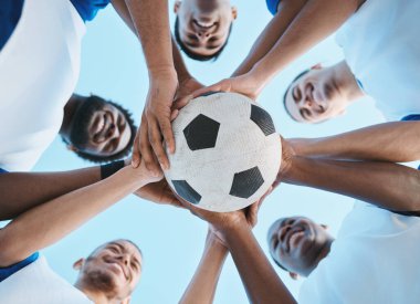 Futbol, destek ya da takım motivasyon, gol ya da maç için bir araya toplanmış. Gülümse, gökyüzü ya da düşük açılı mutlu futbol oyuncuları egzersiz, egzersiz ya da fitness eğitiminde.