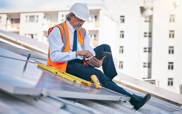 Tablet Solar Panels Engineering Man City Rooftop Urban Development Sustainability — Stock Photo, Image
