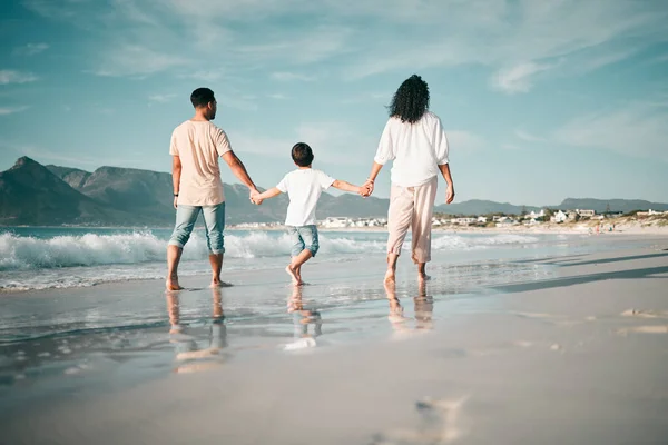 Tomados Mano Caminando Familia Playa Por Detrás Con Libertad Vacaciones —  Fotos de Stock