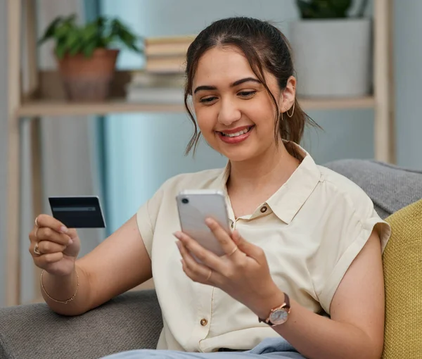Ευτυχισμένη Γυναίκα Πιστωτική Κάρτα Και Online Αγορές Smartphone Στο Σπίτι — Φωτογραφία Αρχείου