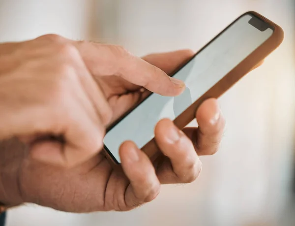 Eller Telefon Ekranı Sosyal Medya Daktilo Kaydırma Için Yakın Çekim — Stok fotoğraf