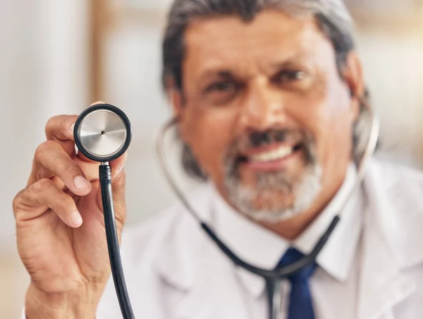 Mężczyzna Portret Lekarz Stetoskopem Opieki Zdrowotnej Konsultacji Lub Badań Medycznych — Zdjęcie stockowe