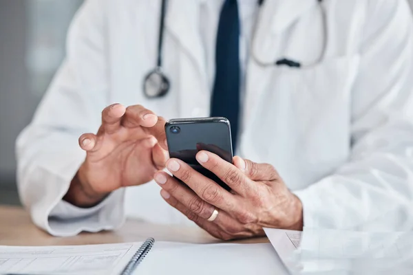 Smartfon Ręce Lekarz Pisząc Przy Stole Szpitalu Badań Telezdrowia Lub — Zdjęcie stockowe