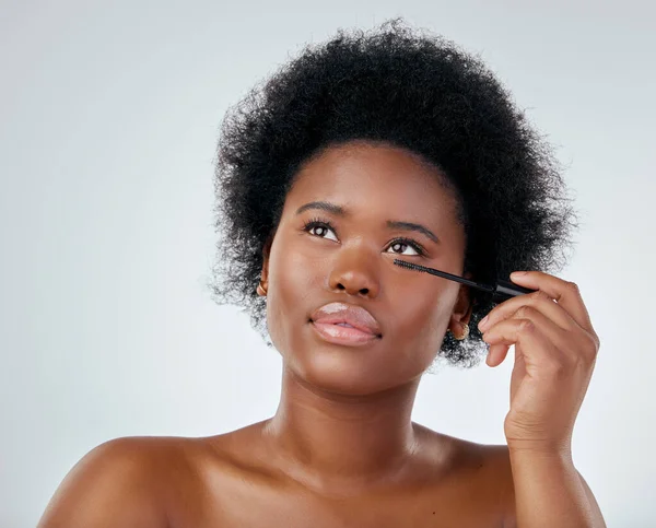 スタジオで白い背景に浮かぶマスカラや美しさのための黒い女性 メイク ブラシ アフリカの人やモデルの顔 顔の治療のための眼製品 化粧品やラッシュ — ストック写真