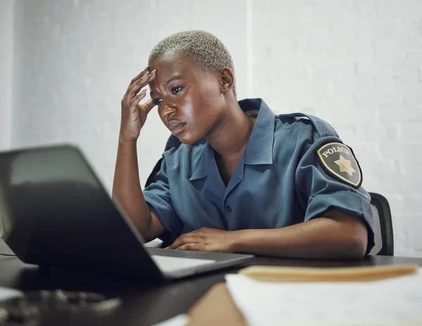 Polizia Donna Mal Testa Dal Lavoro Con Stress Sul Computer — Foto Stock