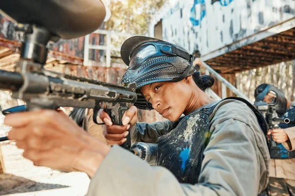 Paintball Pistol Fokus Och Kvinna Sikta Skytte Och Mål Soldat — Stockfoto