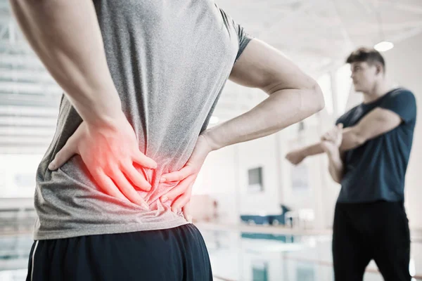 Rückenschmerzen Rote Und Personenbezogene Hände Für Schwimmtraining Bewegung Und Training — Stockfoto