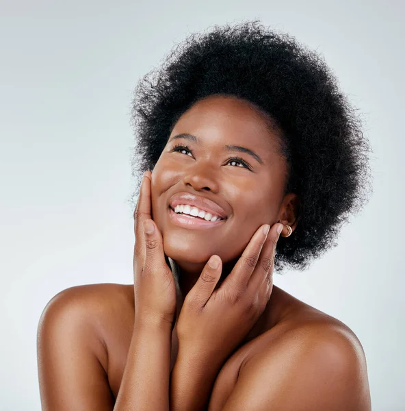 スタジオの健康のための白い背景の黒い女性または化粧品とのスマイル 自然な毛およびスキンケア アフリカの女の子と顔 皮膚科 モックアップで自己愛のための光で治療 — ストック写真