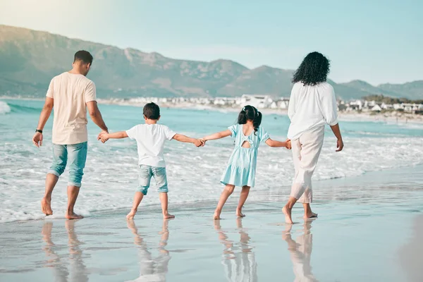 Ręczne Trzymanie Rodzina Spaceruje Plaży Wstecz Widok Fal Oceanicznych Lato — Zdjęcie stockowe