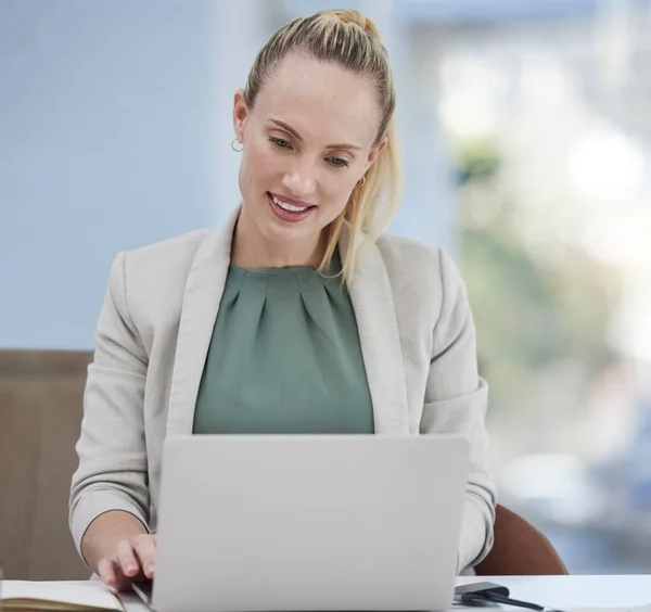 Laptop Arbetande Och Affärskvinna Receptionist Eller Sekreterare Med Online Förvaltning — Stockfoto