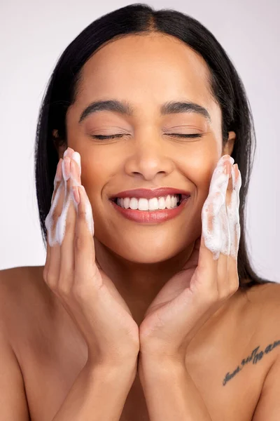 灰色のスタジオの背景に対するスキンケア衛生 クリーニングまたは皮膚科のための幸せな女性 顔と洗浄 きれいな顔の治療 セルフケア 愛のための笑顔と石鹸の手を持つ女性 — ストック写真